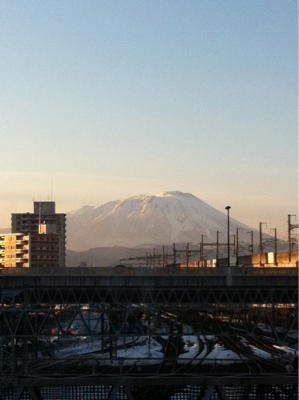 夕日に光る岩手山