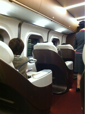 E5系はやぶさの車内