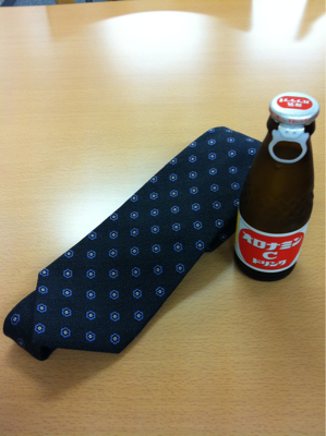 今日は(から)ネクタイ着用