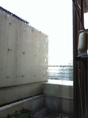 急に大雨でも明るい