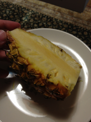 沖縄みやげは芯まで食べられるパイナップル