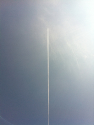 空を見上げりゃ飛行機雲