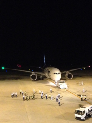 大勢の係員に見送られて広島空港から羽田空港へ
