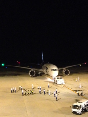 大勢の係員に見送られて広島空港から羽田空港へ