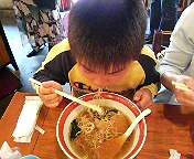 子どもと麺食べていると