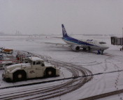 大雪の小松空港