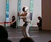 最新型ASIMO<br />
 くん